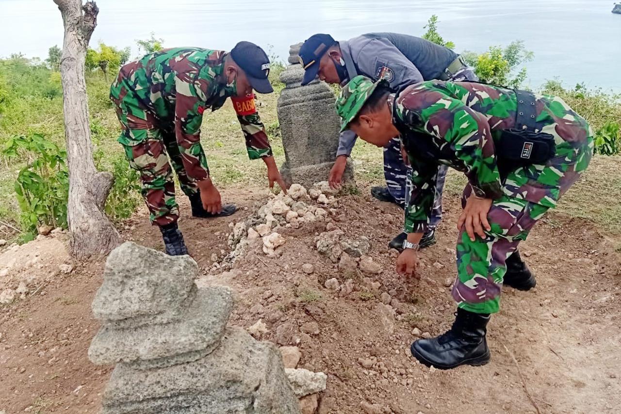 Peduli Situs Sejarah, TNI bersama Masyarakat Bersihkan Areal Makam Lamuri