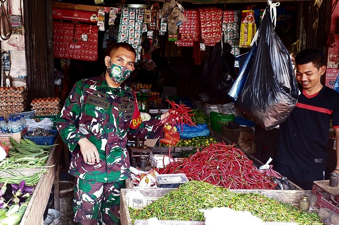 Babinsa Koramil Ingin Jaya Pastikan Kesediaan Sembako di Masa Pandemi Covid 19