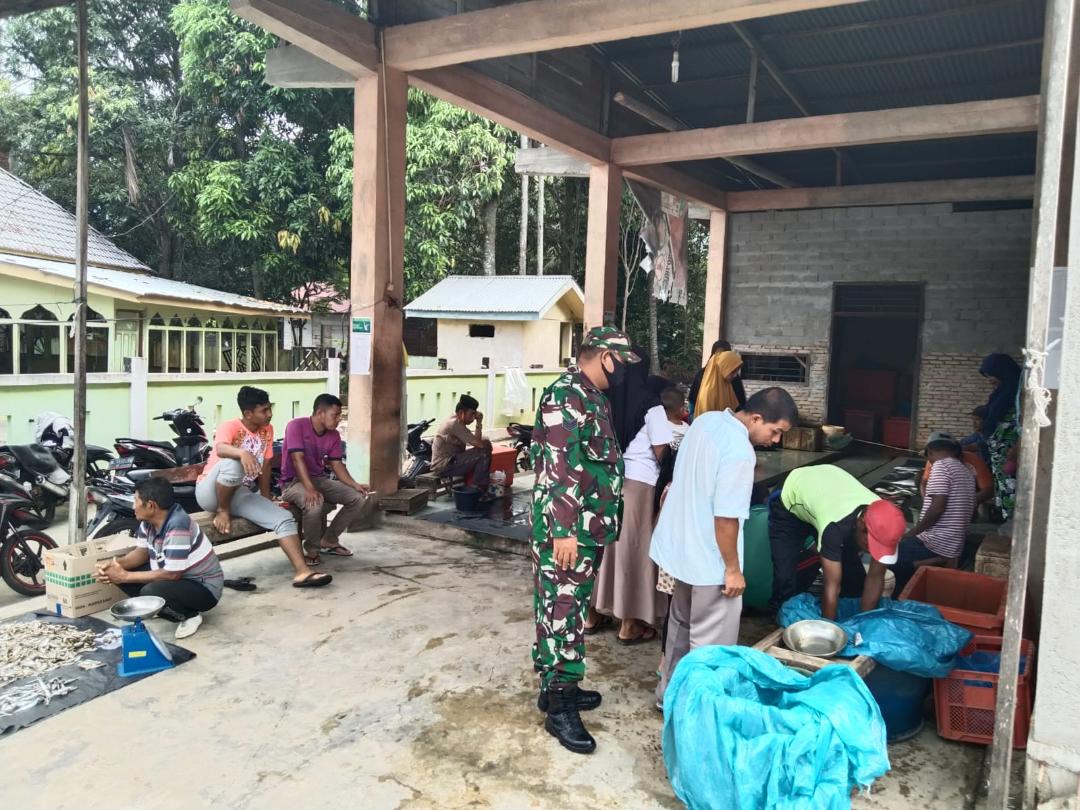 Kunjungi Pasar, Babinsa Koramil 14/Pasie Raja Ingatkan Warga Agar Selalu Patuhi Himbauan Protkes