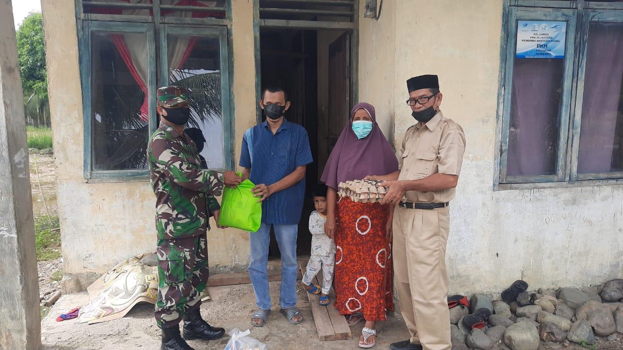 Babinsa Posramil Suka Makmue salurkan Bantuan sembako Hut TNI ke 76 ke Masyarakat