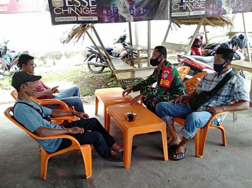 Babinsa Posramil Kuala Pesisir Laksanakan Komsos dengan Masyarakat Binaan