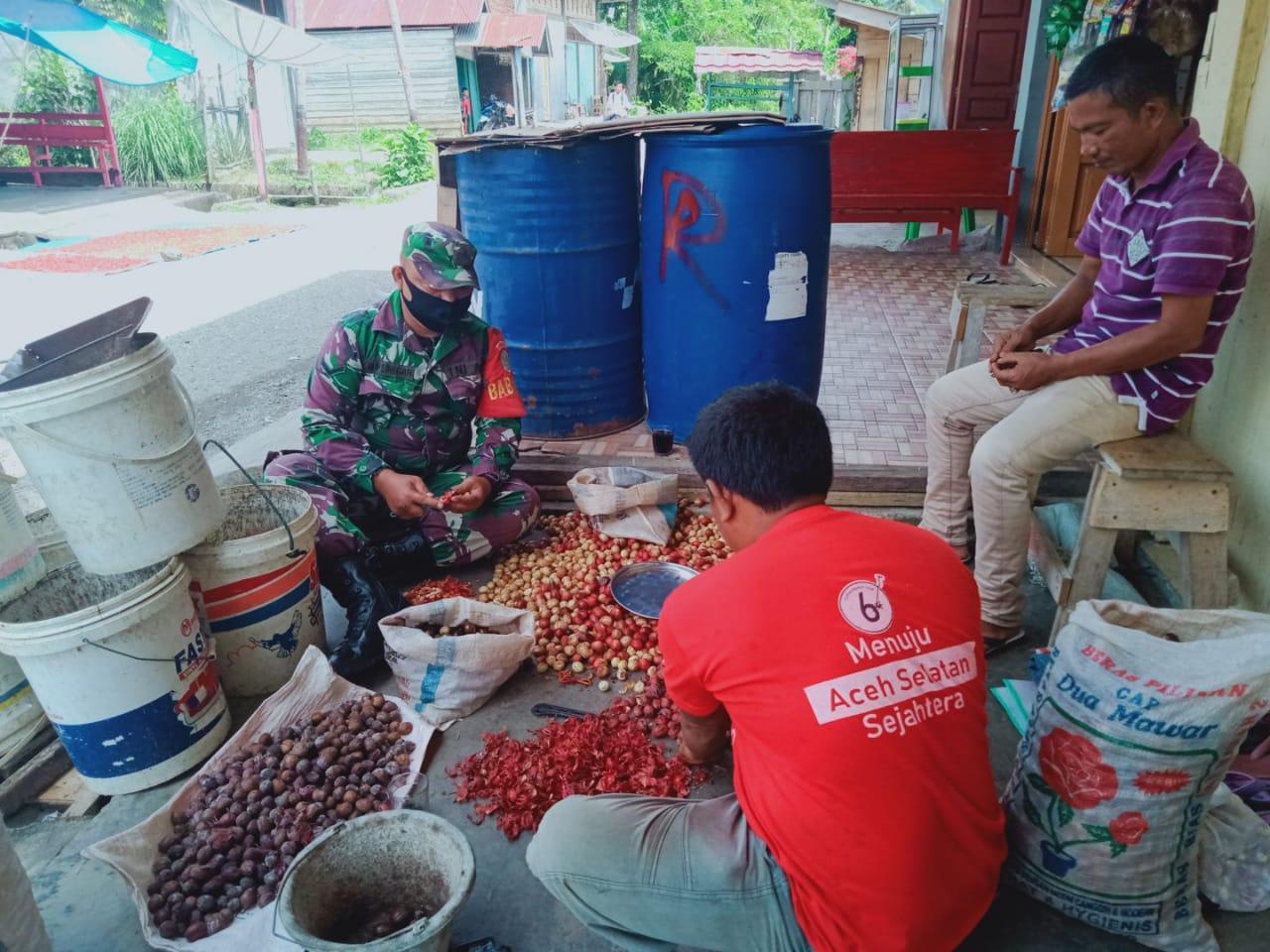 Motivasi Pelaku UMKM, Babinsa Latim Bantu Pekerjaan Warga