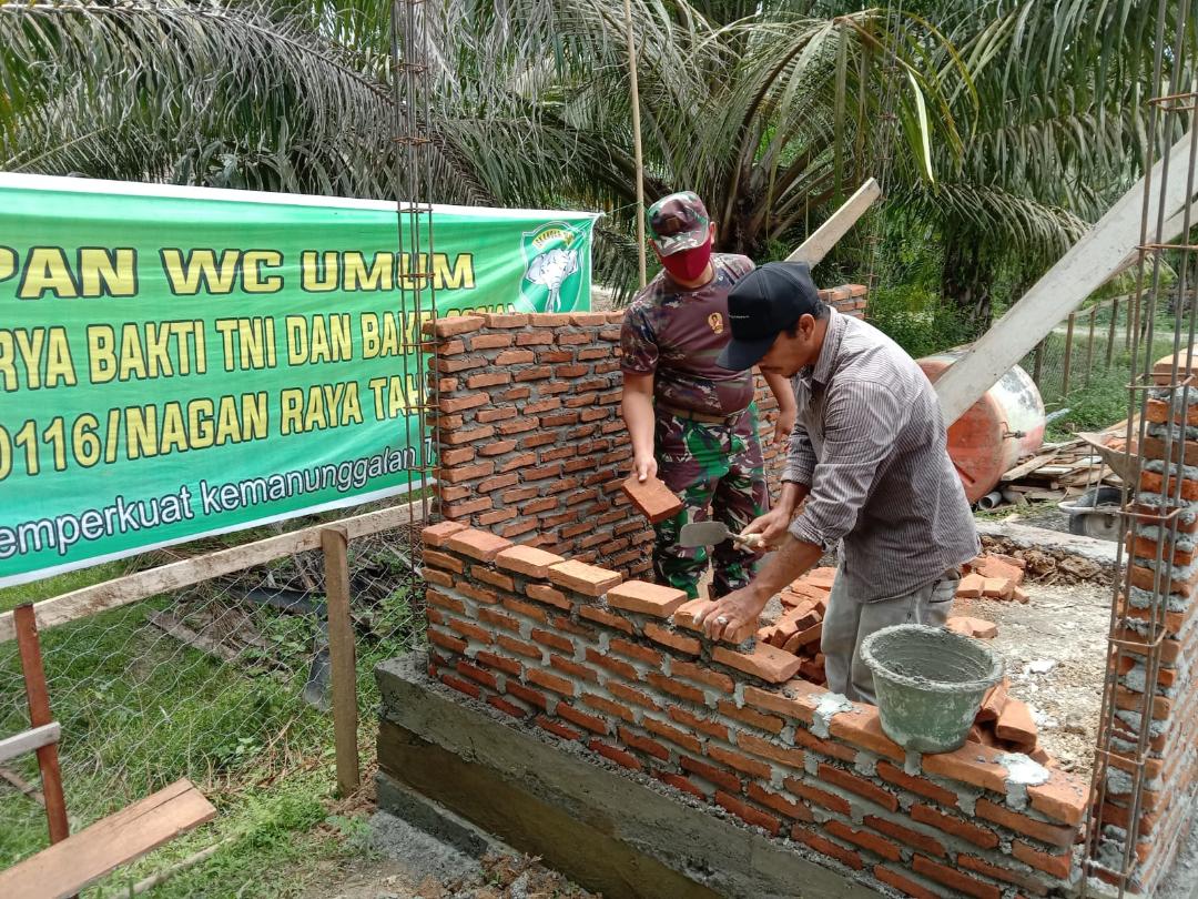 Babinsa Koramil 01/Kuala dan Warga Rehab Total WC