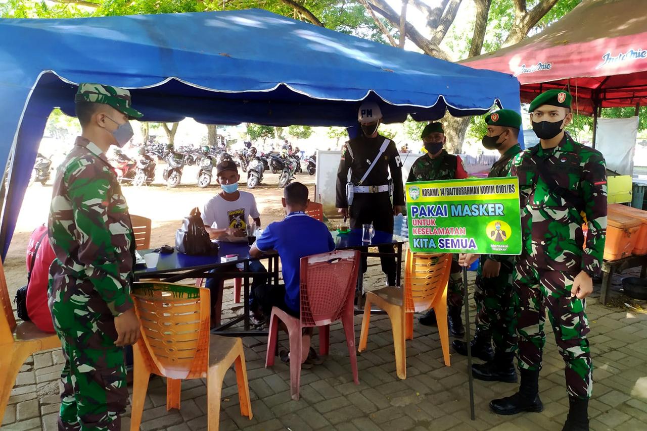 Personil TNI Terus Himbau Prokes di Lapangan Blang Padang