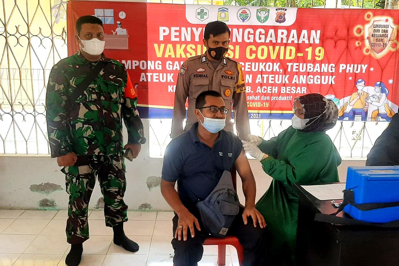Serma Irfan Efendi Dampingi Vaksinasi Covid-19 Terpusat di Gampong Gani