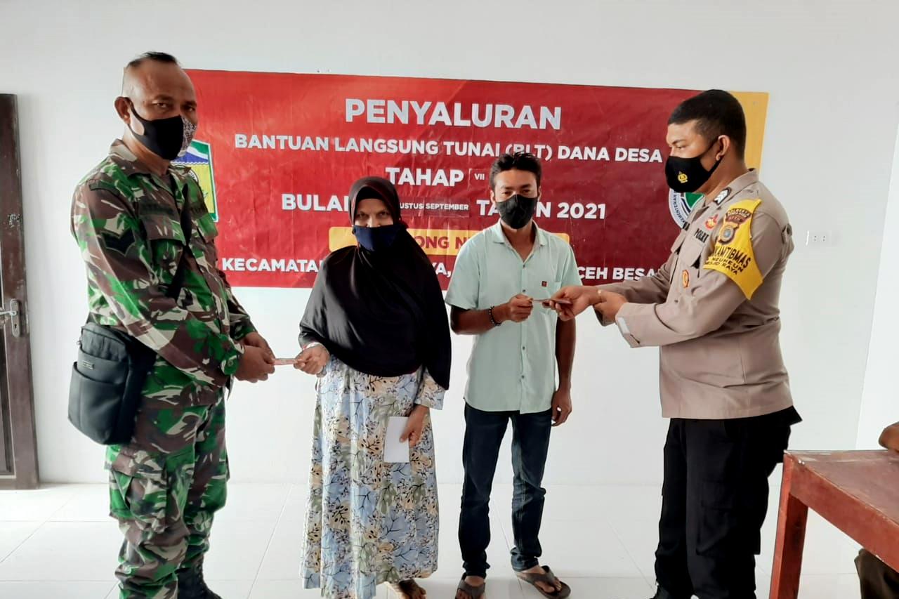 TNI Polri Kawal Distribusi BLT DD di Desa Neuheun