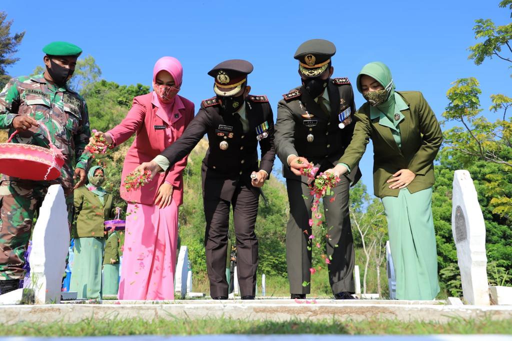 Dalam rangka Memperingati HUT TNI Ke 76, Dandim 0103/Aceh Utara Ziarah ke Taman makam Pahlawan.