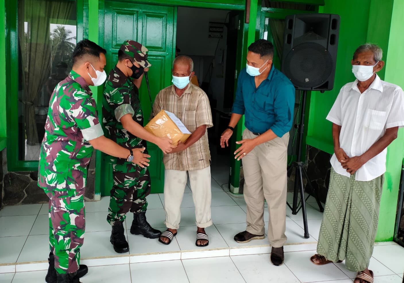 Dandim Bireuen Serahkan Sembako kepada Masyarakat Kurang Mampu