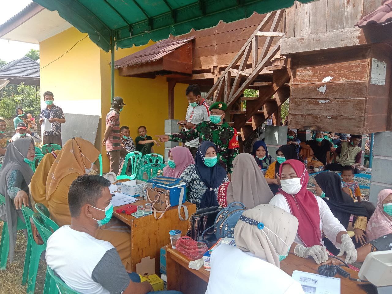 Wujud Nyata Sinergitas Babinsa Dan Bhabinkamtibmas Dampingi Vaksinasi di Desa