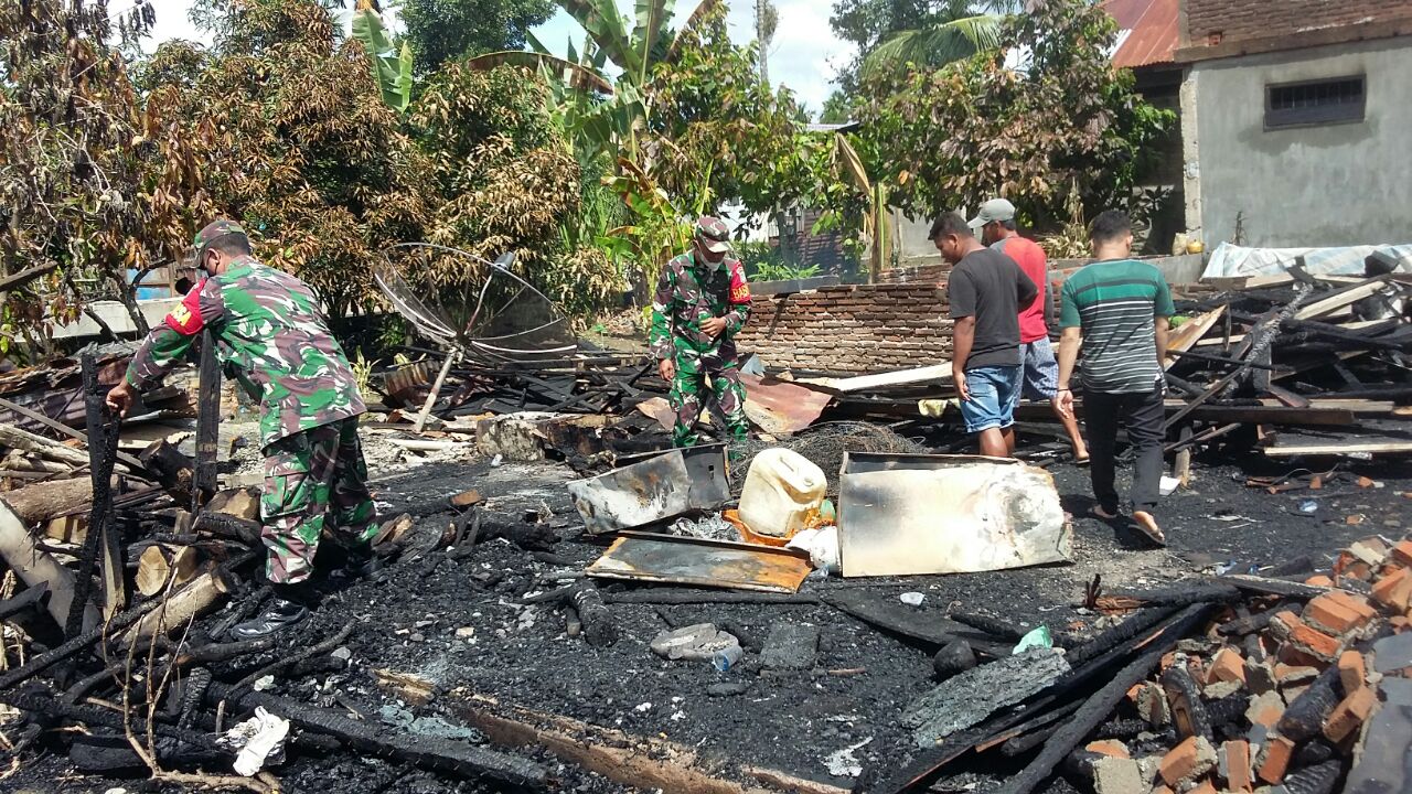 Personil Babinsa Bantu Warga Bersihkan Puing puing Pasca Kebakaran