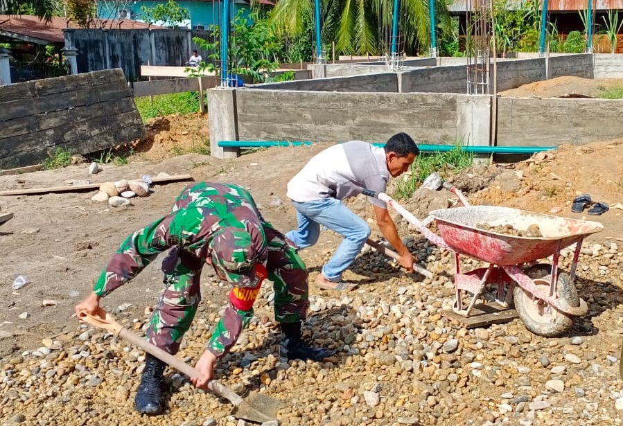 Babinsa Pante Bidari bersama warga Gotong Royong Bangun Masjid