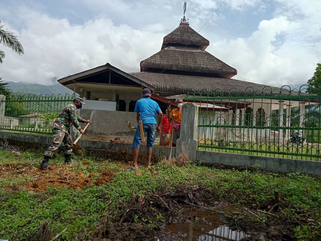 Agar Masjid Terlihat Rapi Dan Indah Babinsa Ajak Warga Kerja Bhakti