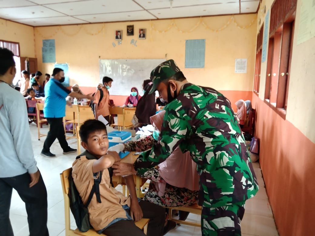Dukung percepatan vaksin,Babinsa Koramil 08/Alafan pantau pelaksanaan vaksinasi