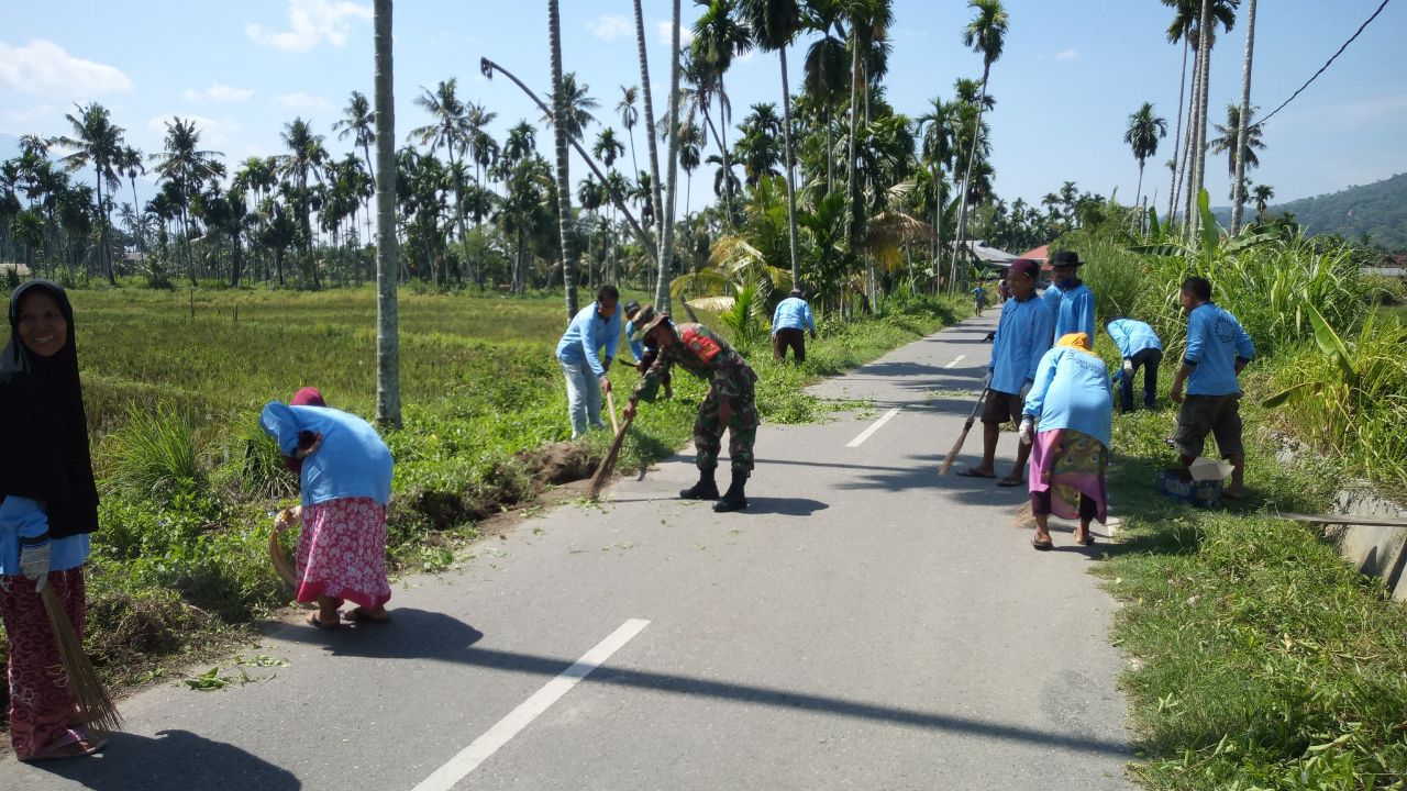 Bersama Satgas PPKM Desa Bersihkan Jalan