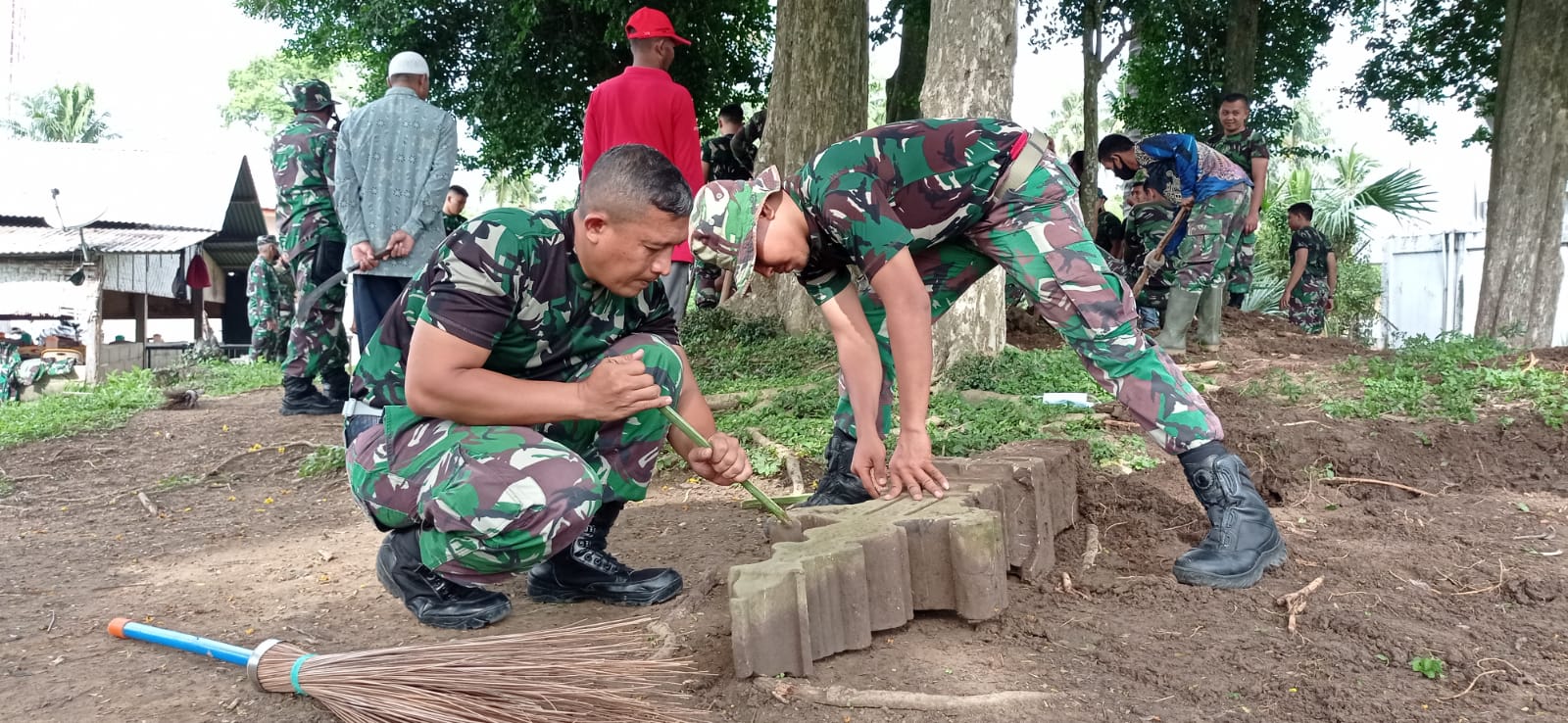 Hubdam IM Bersama Komponen Masyarakat Melaksanakan Karya Bhakti Bersihkan Situs Makam Kuno