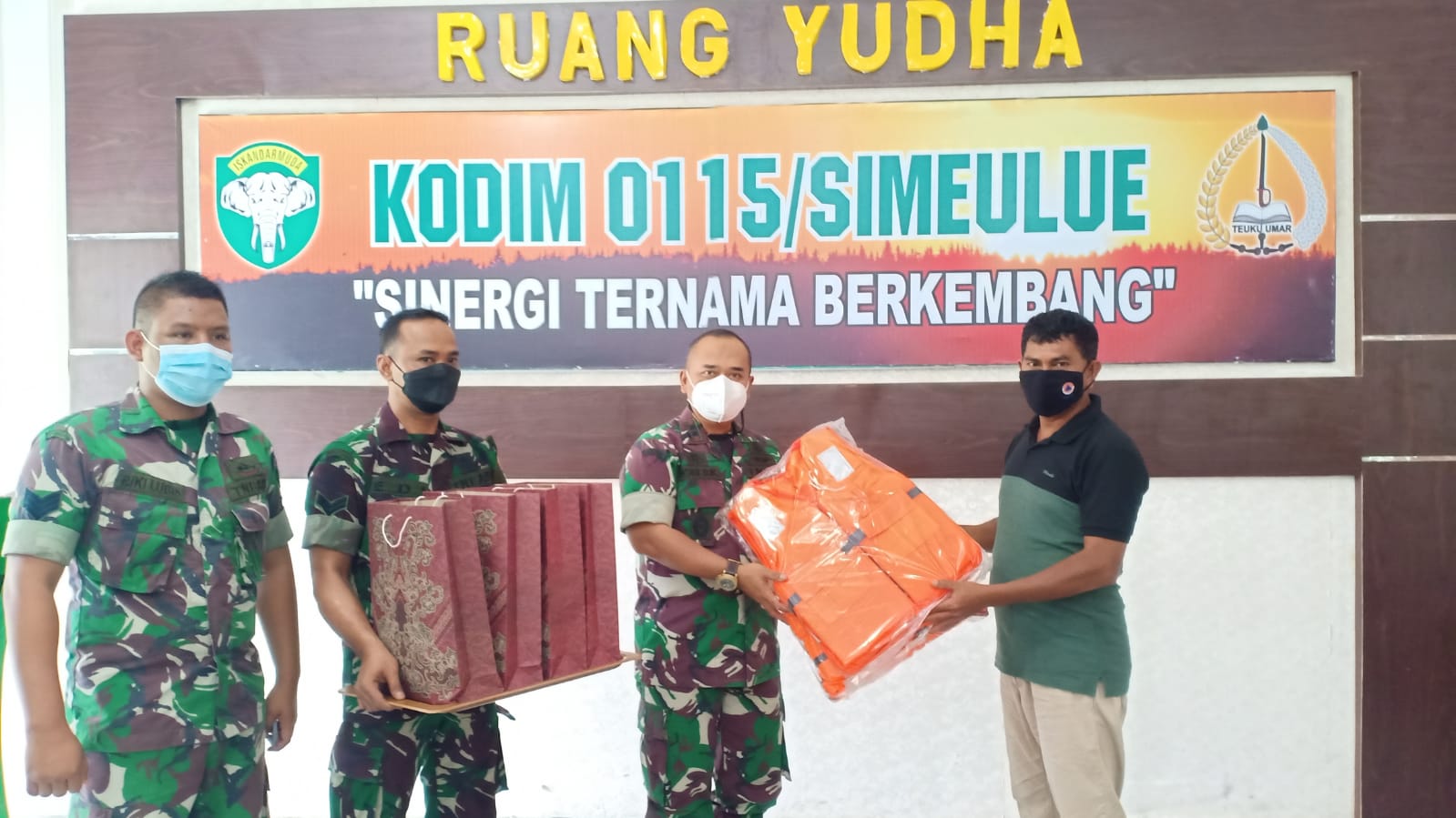 Silaturahmi dengan Panglima laut, Dandim 0115/Simeulue berikan bantuan pelampung
