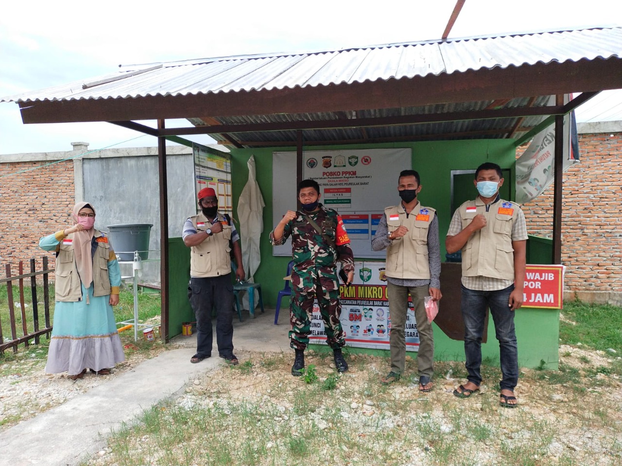 Sambangi Desa Binaan, Babinsa Peureulak Barat Anjangsana ke Posko PPKM