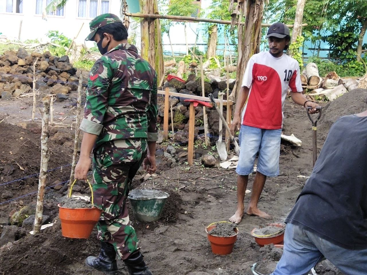 Bangkitkan Olah Raga Koramil 0108-06/Babul Rahmah Bersama Warga Bangun Sarana Olah Raga