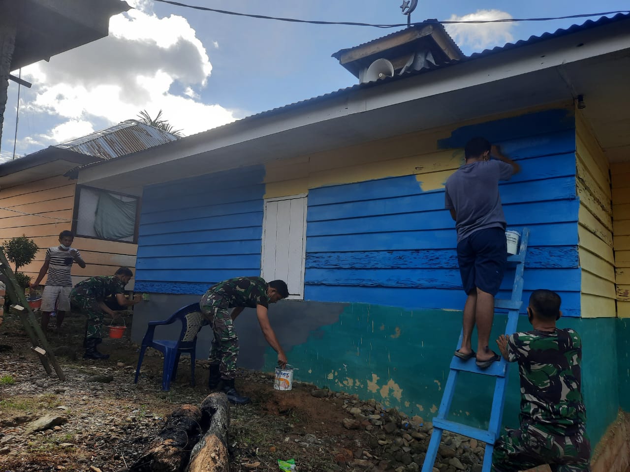 Pererat Silaturahmi Babinsa Laksanakan Komsos Bersama Warga Mengecat Mushola
