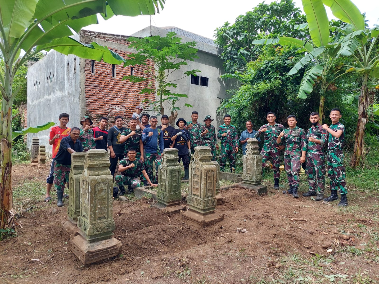 Tetap Berlanjut, Personil Hubdam IM Babinsa Beserta Komunitas Mapesa Bersih Dan Rapikan Makam Kuno