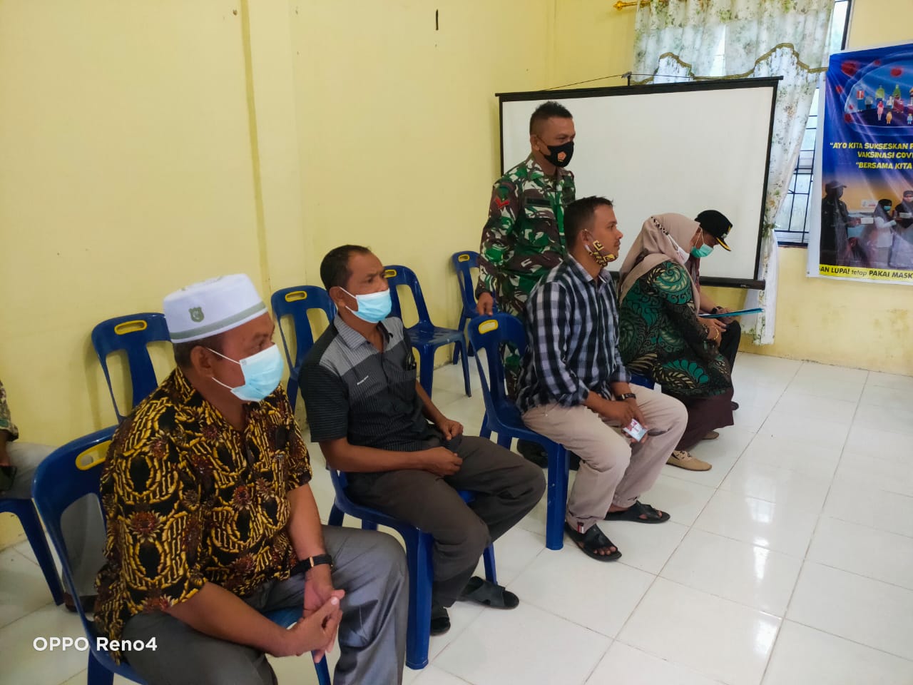 Beriakan Rasa Aman, TNI-Polri Dampingi Warga Suntik Vaksin
