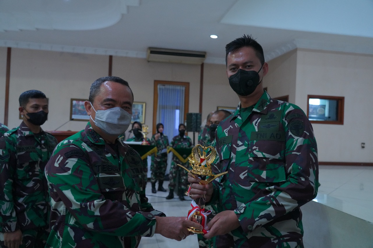 Dandim 0103/Aceh Utara, Terima Trophy Juara Karya Tulis Teritorial TNI AD.