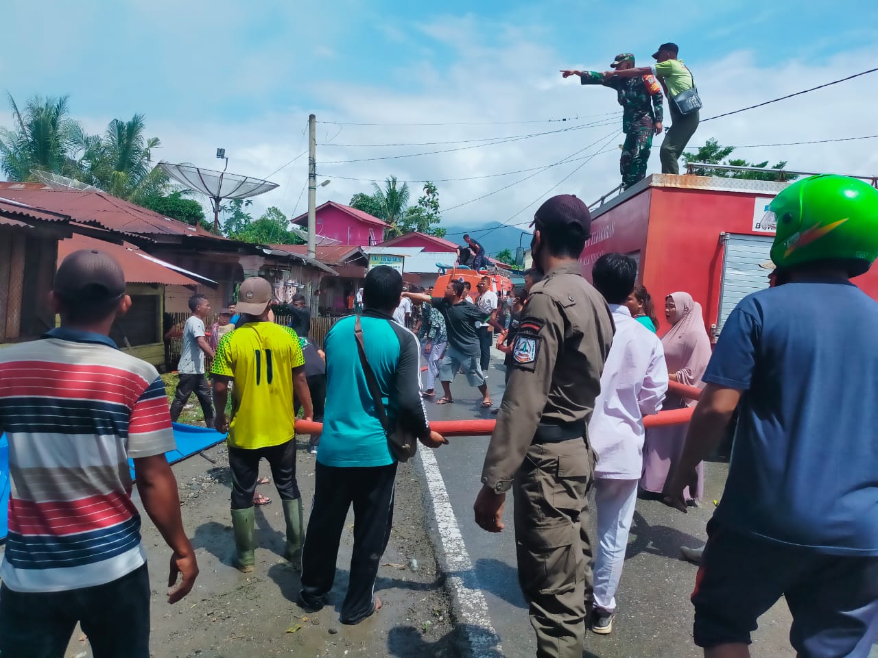 TNI Polri Dan Warga Bahu Membahu Padamkan Api