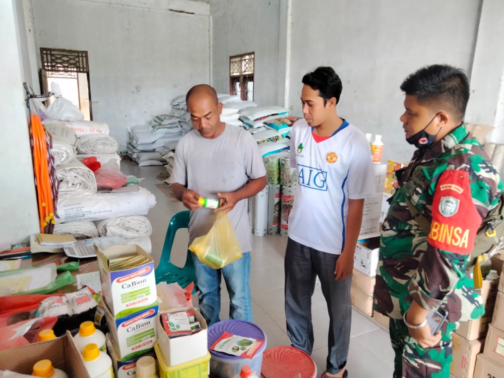 Cek Persediaan Pupuk, Babinsa 15/Plkb Sambangi Kios Pertanian