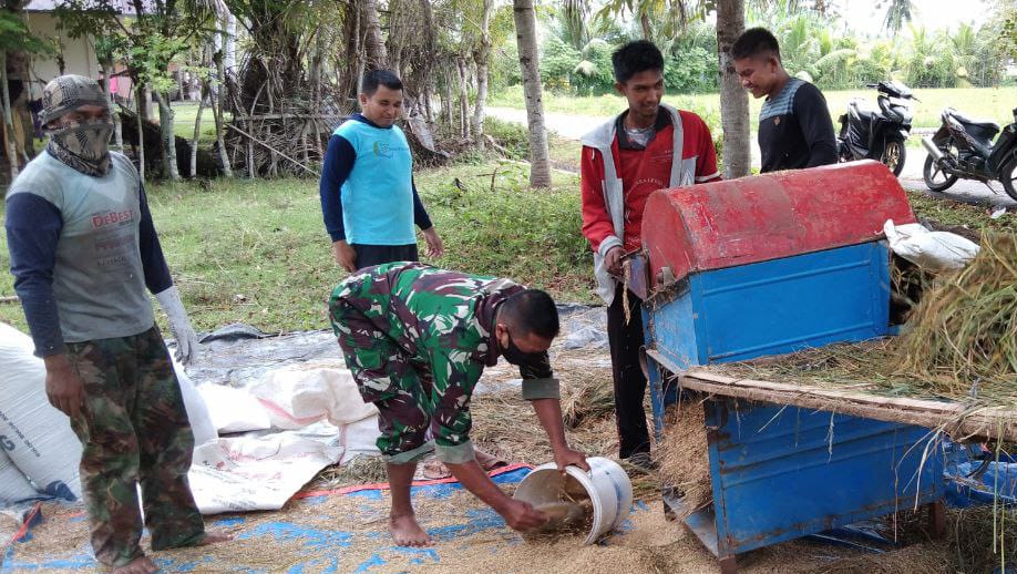 Selalu hadir untuk meringankan beban warganya, Babinsa Bantu Petani Menggiling Padi.