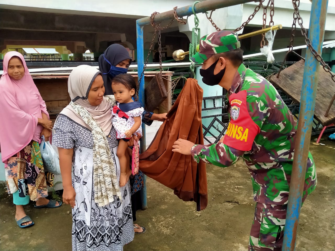 Peduli Kesehatan Masyarakat, Babinsa Ramil 23/Lgst Bantu Pelaksanaan Posyandu