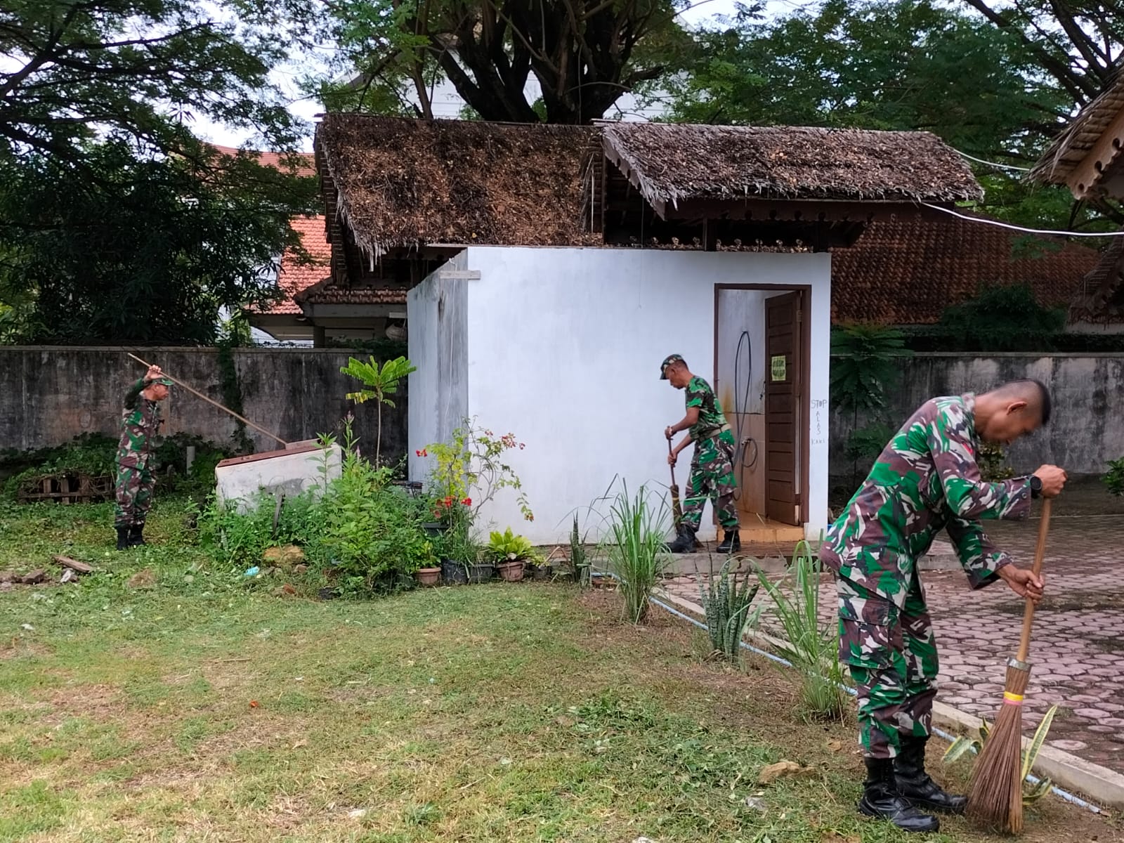 Babinsa Koramil 16/Bds bersama Mahasiswa dari Unimal Bergotong royong Bersihkan Museum Kota Lhokseumawe.
