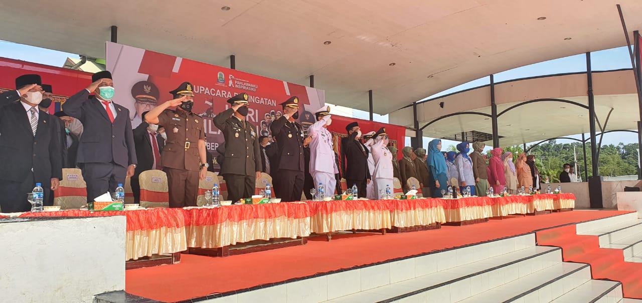 Tabur bunga di laut dalam rangka HUT Pahlawan Ke 76 di Kabupaten Simeulue