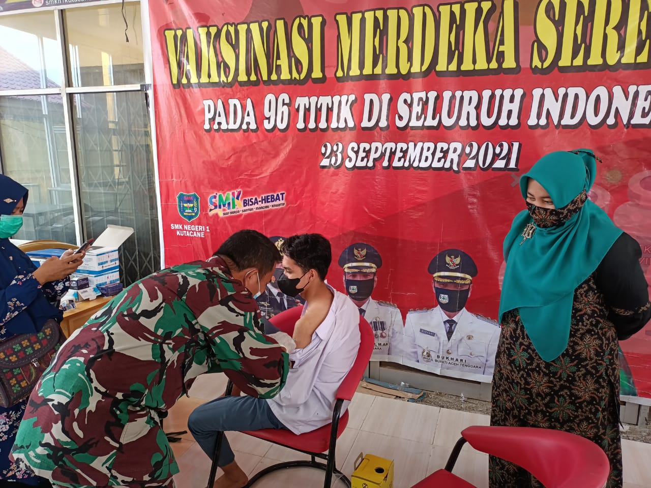 Babinsa Dampingi Polkes 10.02 Kodim 0108/Agara Vaksinasi Tahap II Di Sekolah SMKN 1 Kutacane
