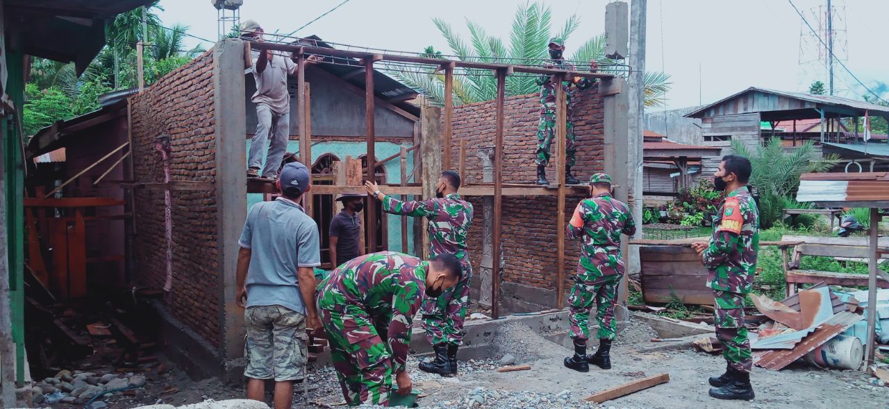 Koramil 0108-05/Lawe Alas Gotong Royong Bantu Bangun rumah Warga