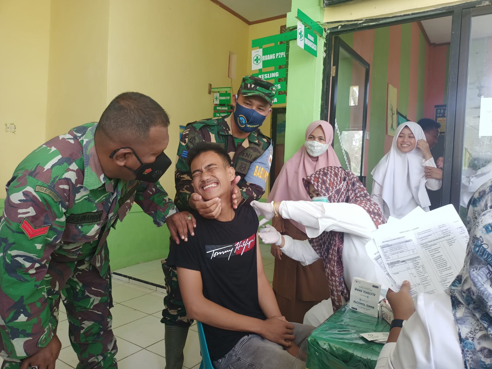 Berikan Motivasi, Babinsa Laksanakan Pendampingan Suntik Vaksin Kepada Siswa SMAN 1 Teupah Selatan Dan Masyarakat