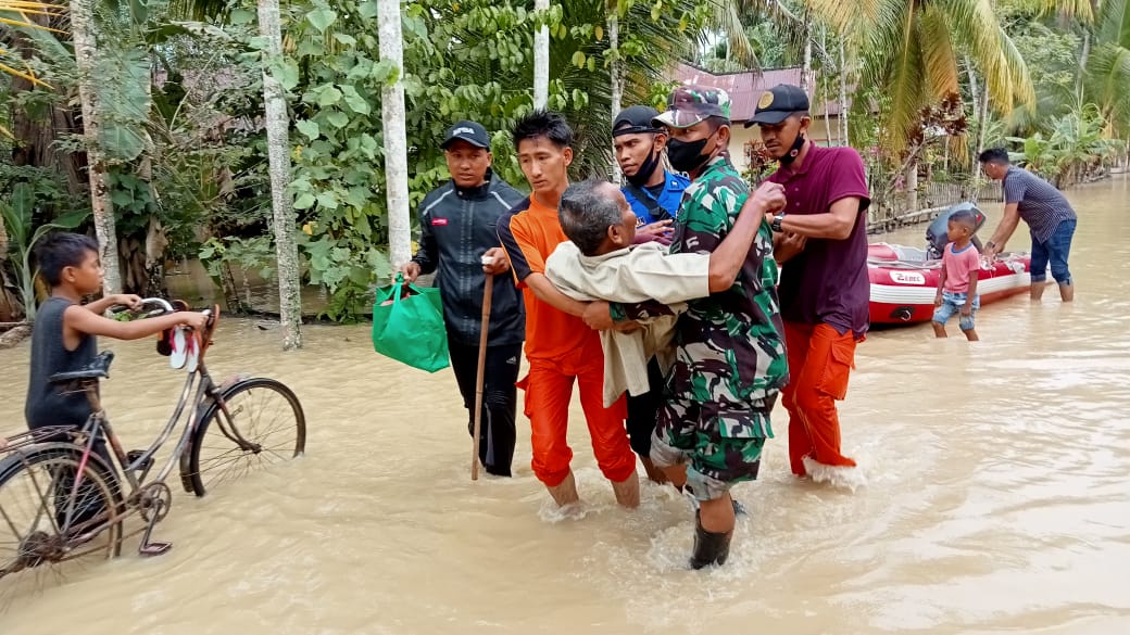 TNI bersama TIM Sar dan BNPB bantu Evakuasi Warga yang terkena Banjir.