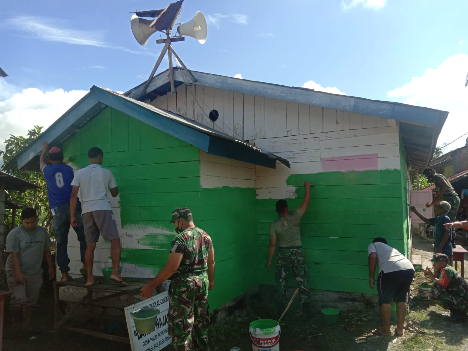 TNI Bersama Warga Karya Bakti Cat Rumah Ibadah
