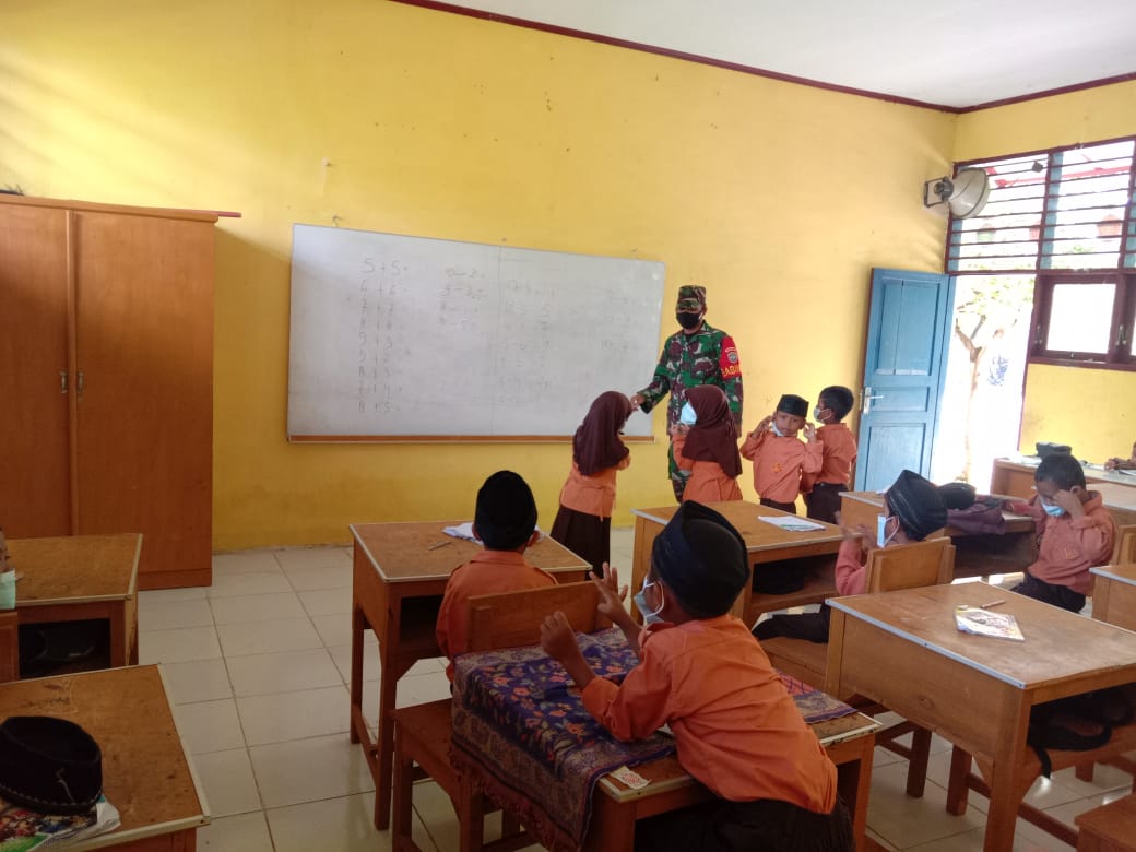 Tanamkan Karakter Yang Kuat Babinsa Mengajar Wawasan Kebangsaan di Sekolah Dasar Negeri 1 Tenembak Alas