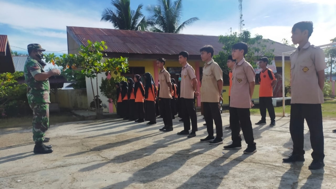 Tanamkan Disiplin, Babinsa Koramil 15/Klirong Latih PBB Siswa SMP N 1 Klirong