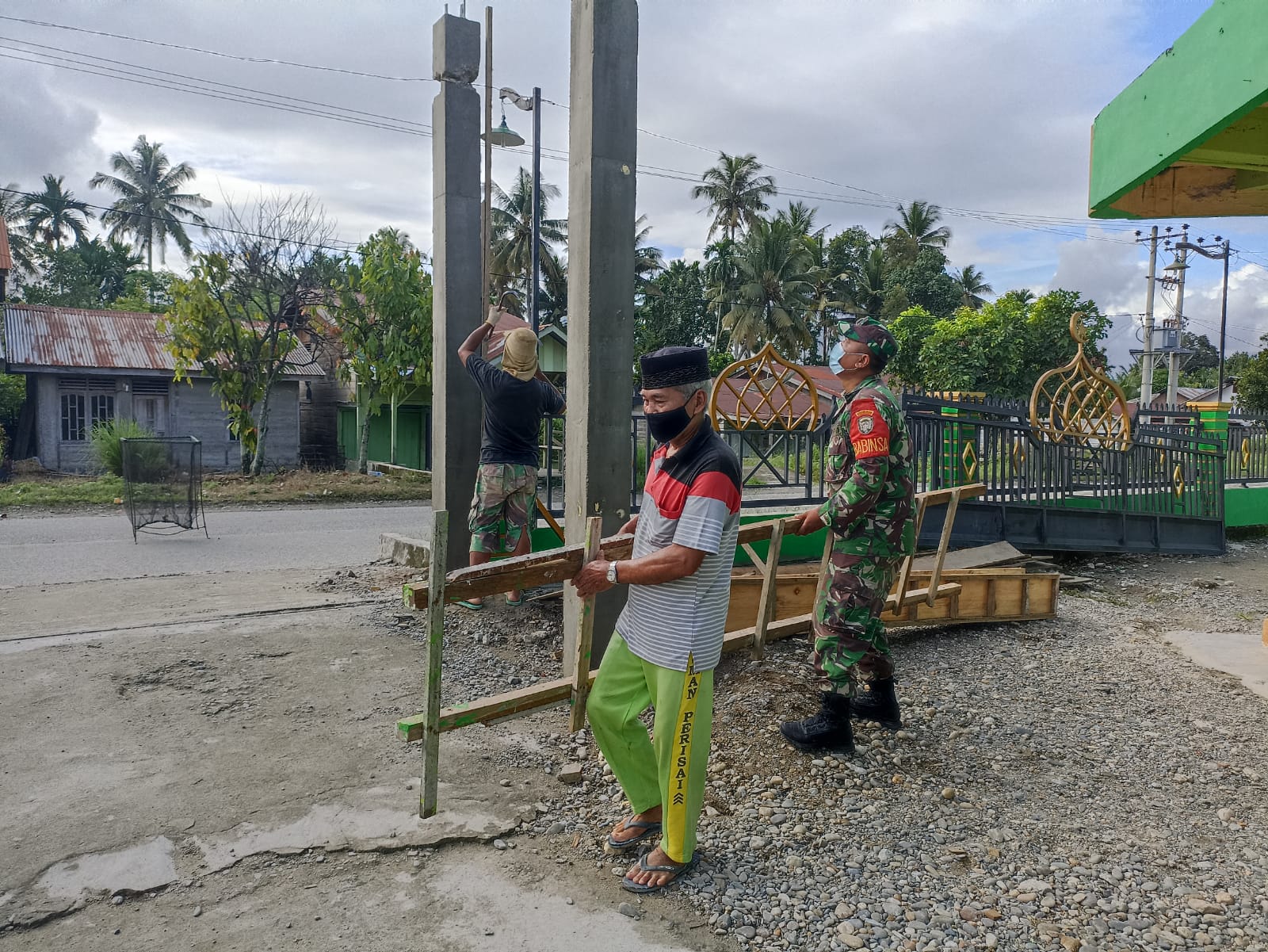 Babinsa Bantu Warga Buat Gapura Masjid Ar Rahman