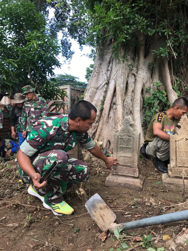 Bersama Masyarakat , Personil Hubdam IM Melaksanakan Jumat Bersih Membersihkan Makam Peninggalan Sejarah Aceh