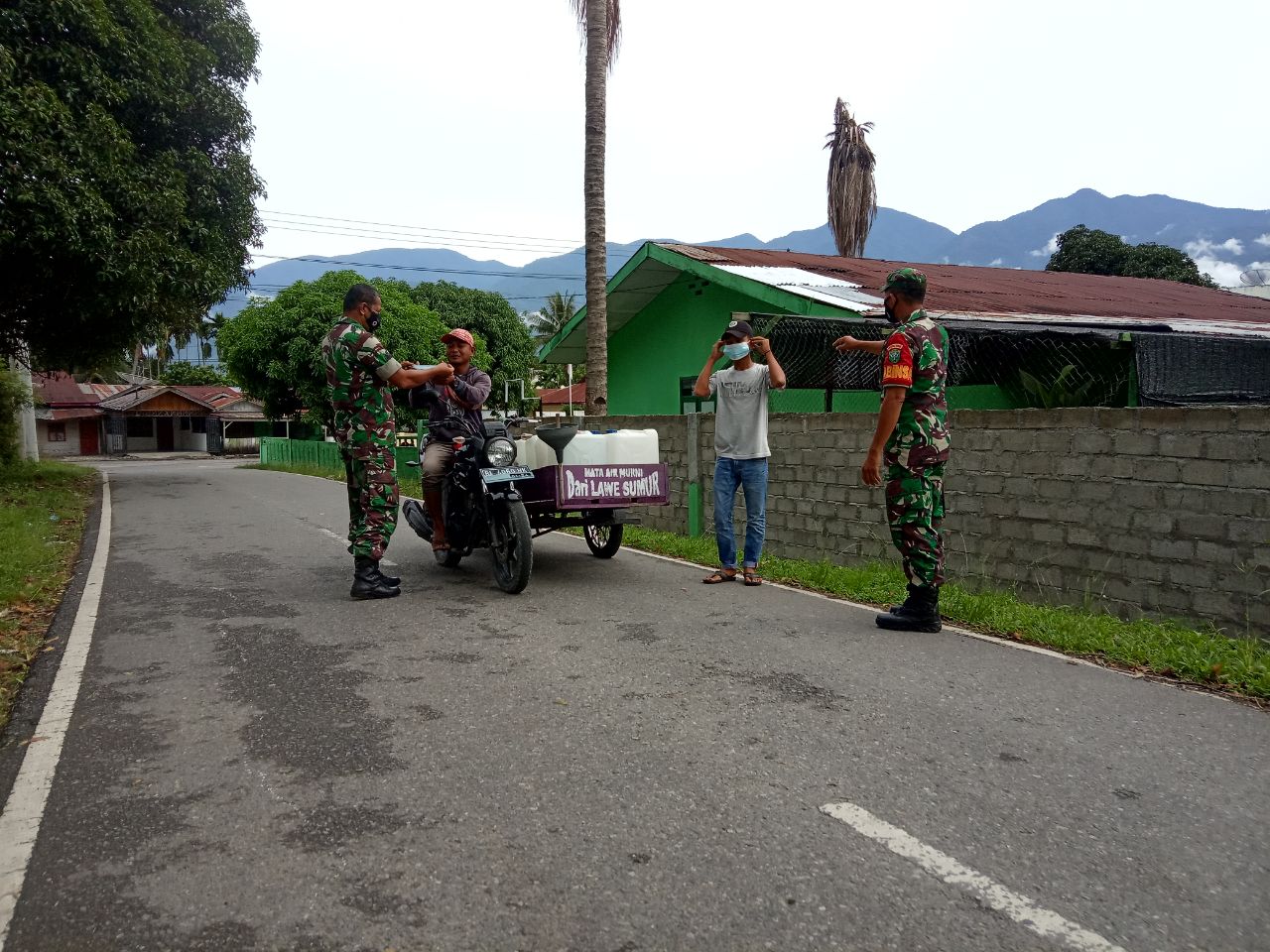 TNI Bagikan Masker Gratis Pada Warga