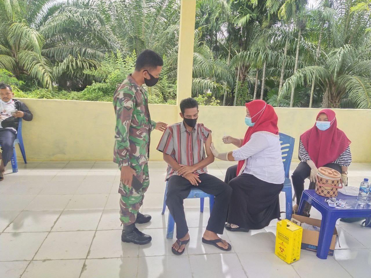Terus Kebut Target ,Koramil 0108-06/Babul Rahmah Bersama Muspika Dampingi Vaksinasi