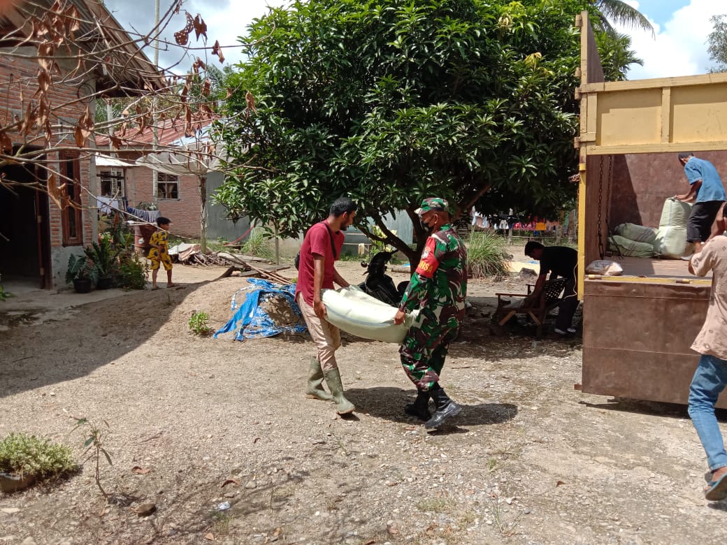 Babinsa Ramil 11/Brb Bantu Penyaluran Bibit Padi Bagi Petani Binaan