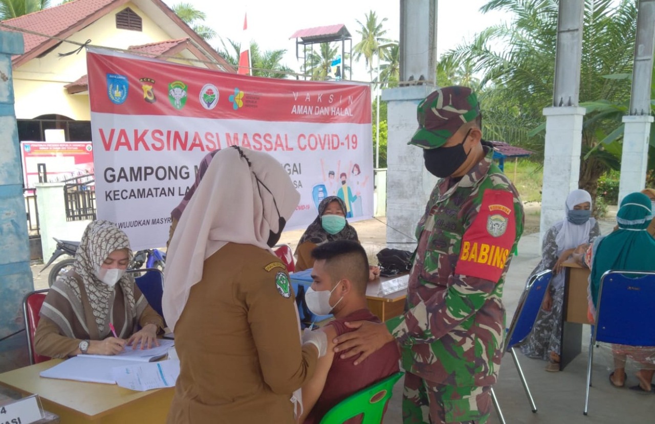 Babinsa Langsa Timur Lakukan Pendampingan Serbuan Vaksinasi di Desa Binaan