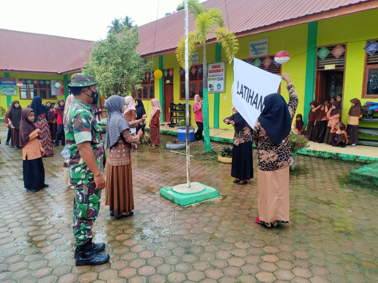Anggota Koramil 24/Dri, Beri Pelatihan Upacara Bendera Kepada Dewan Guru SD Negeri Seuneubok Teungoh