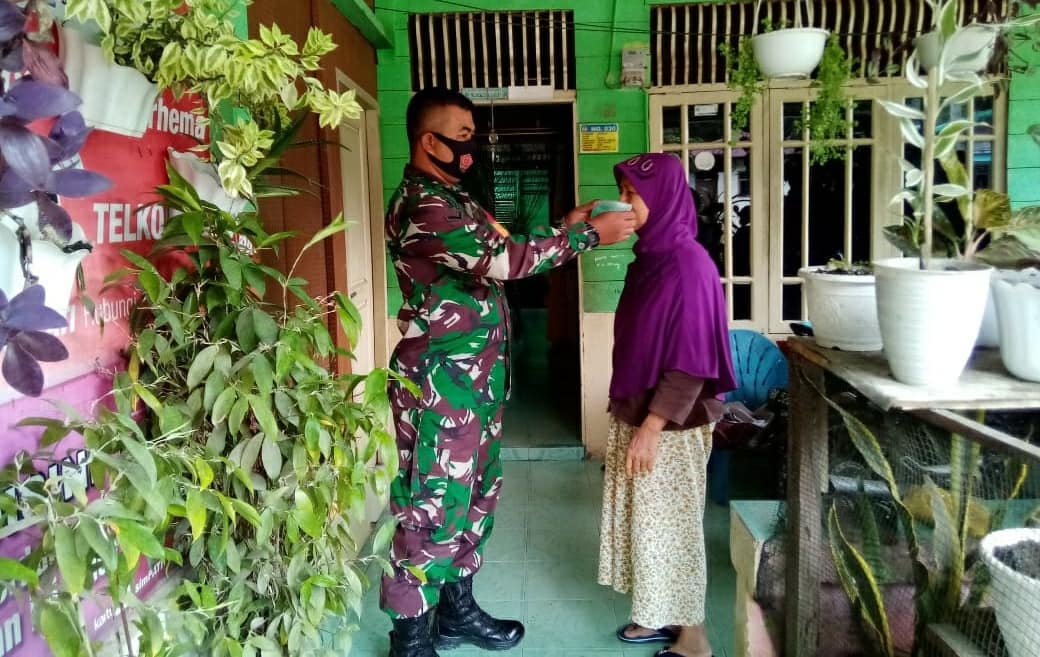 Babinsa Singkohor Terapkan Komsos Sebagai Ajang Sosialisasi Prokes Dan Vaksinasi