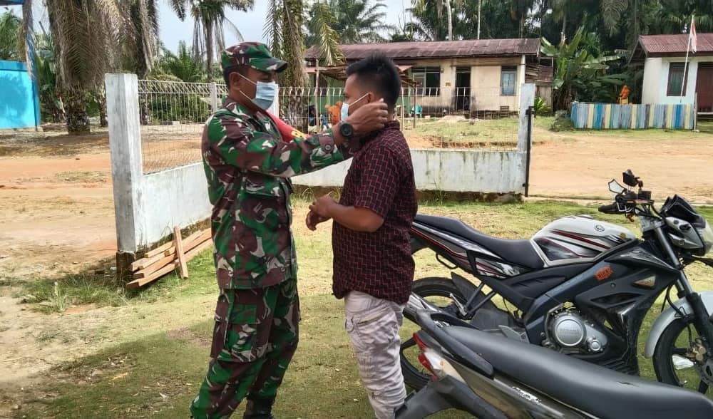 Babinsa Singkohor Selalu Aktif Melaksanakan Sosialisasi Prokes Kepada Warga Dengan Komsos
