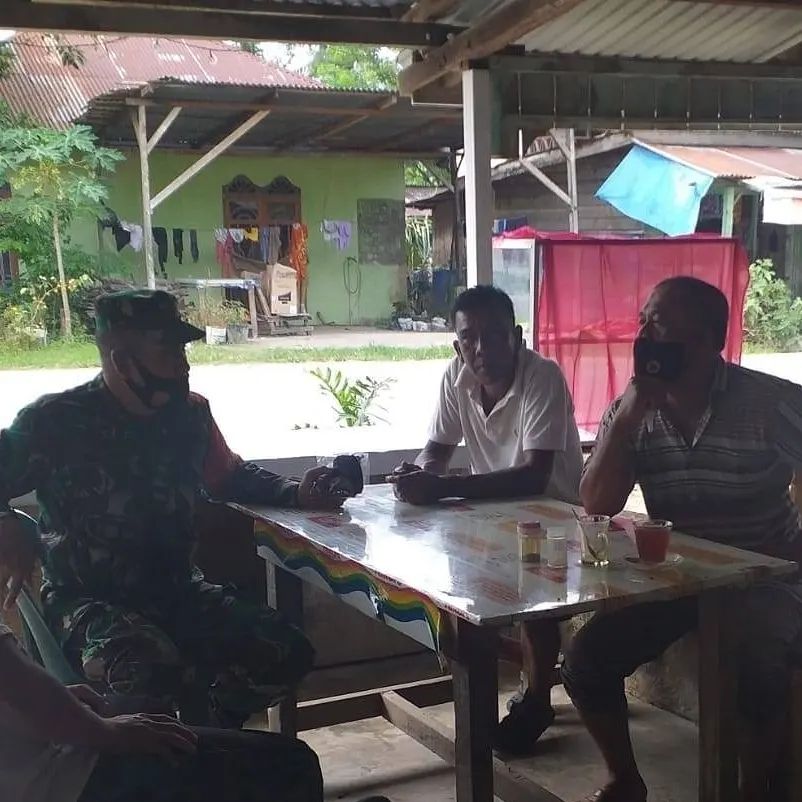 Komsos, Cara Babinsa Ingatkan Warga Patuhi Prokes Covid- 19