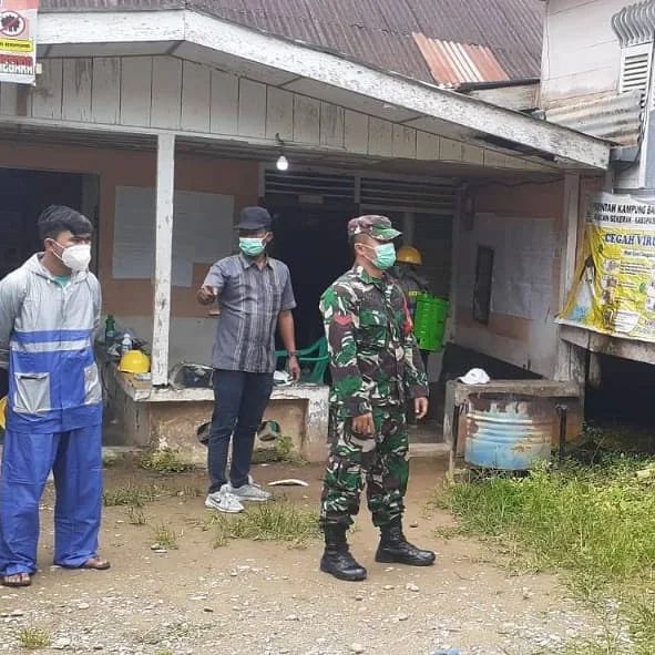 Cegah Covid -19, Babinsa Koramil 02 /Krb Rutin Dampingi Penyemprotan Disinfektan